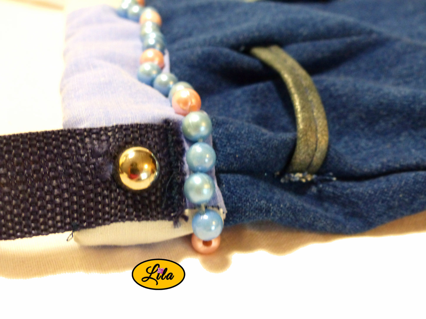 Sac seau en jean recyclé – perles colorées & pendentif "L"