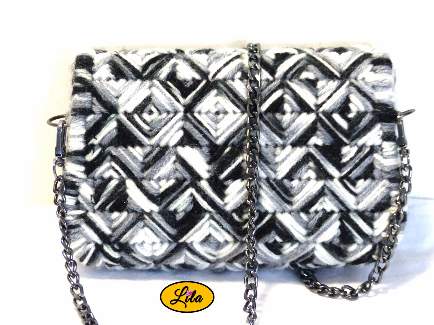 Sac à main noir et blanc – lignes graphiques