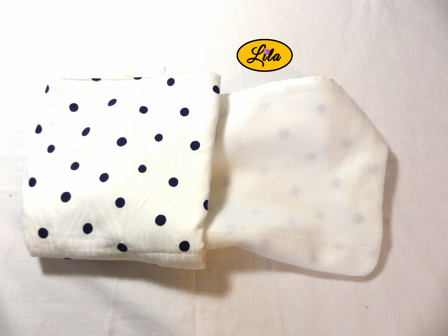 Foulard blanc et pois bleu marine