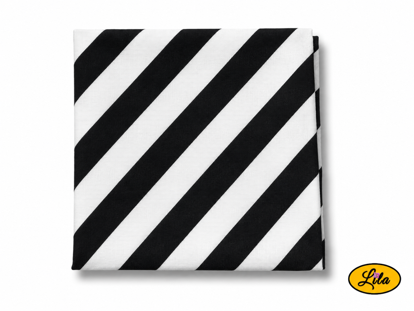 Bandana blanc à rayures noires plié en carré vu de haut sur fond clair mettant en valeur les rayures et la qualité du tissu