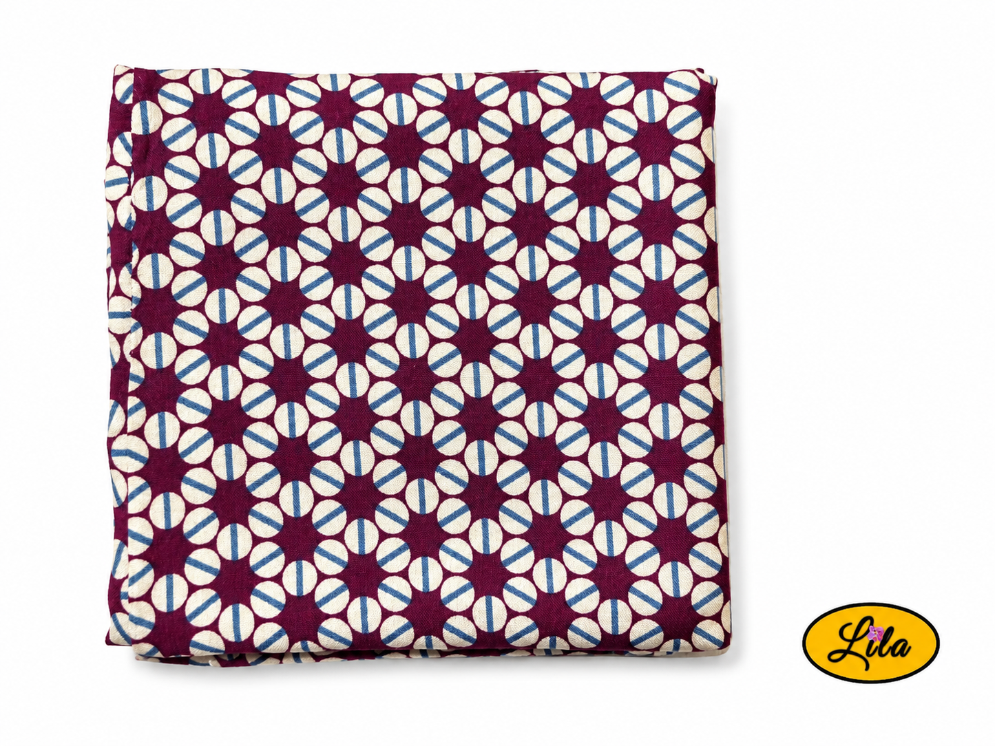 Bandana bordeaux à motifs géométriques vintage plié en carré vu de haut sur fond clair mettant en valeur le motif du tissu style rétro et artisanal