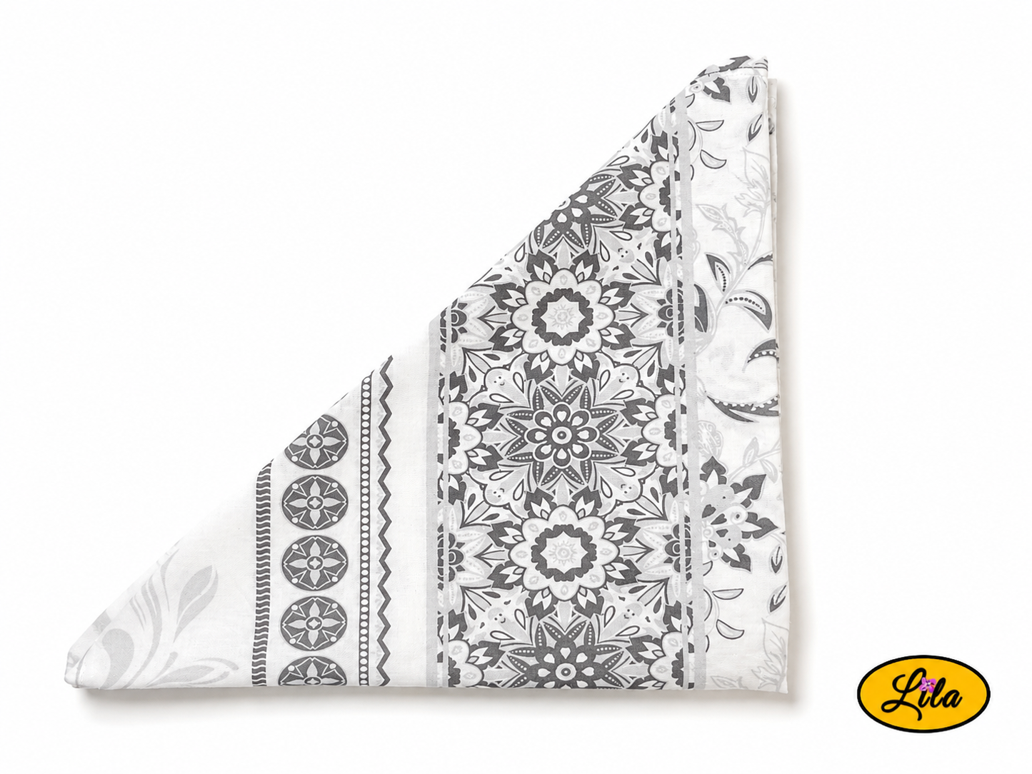 Bandana noir et blanc à motifs baroques plié en triangle vu de dos sur fond blanc mettant en valeur la forme et les finitions du tissu