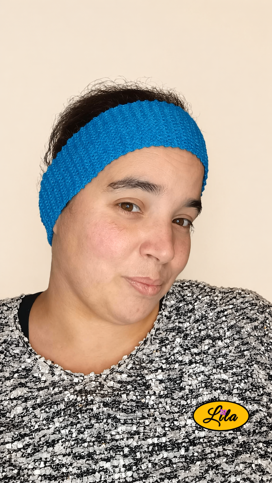 Bandeau en laine bleu porté par une femme profil droit style hiver