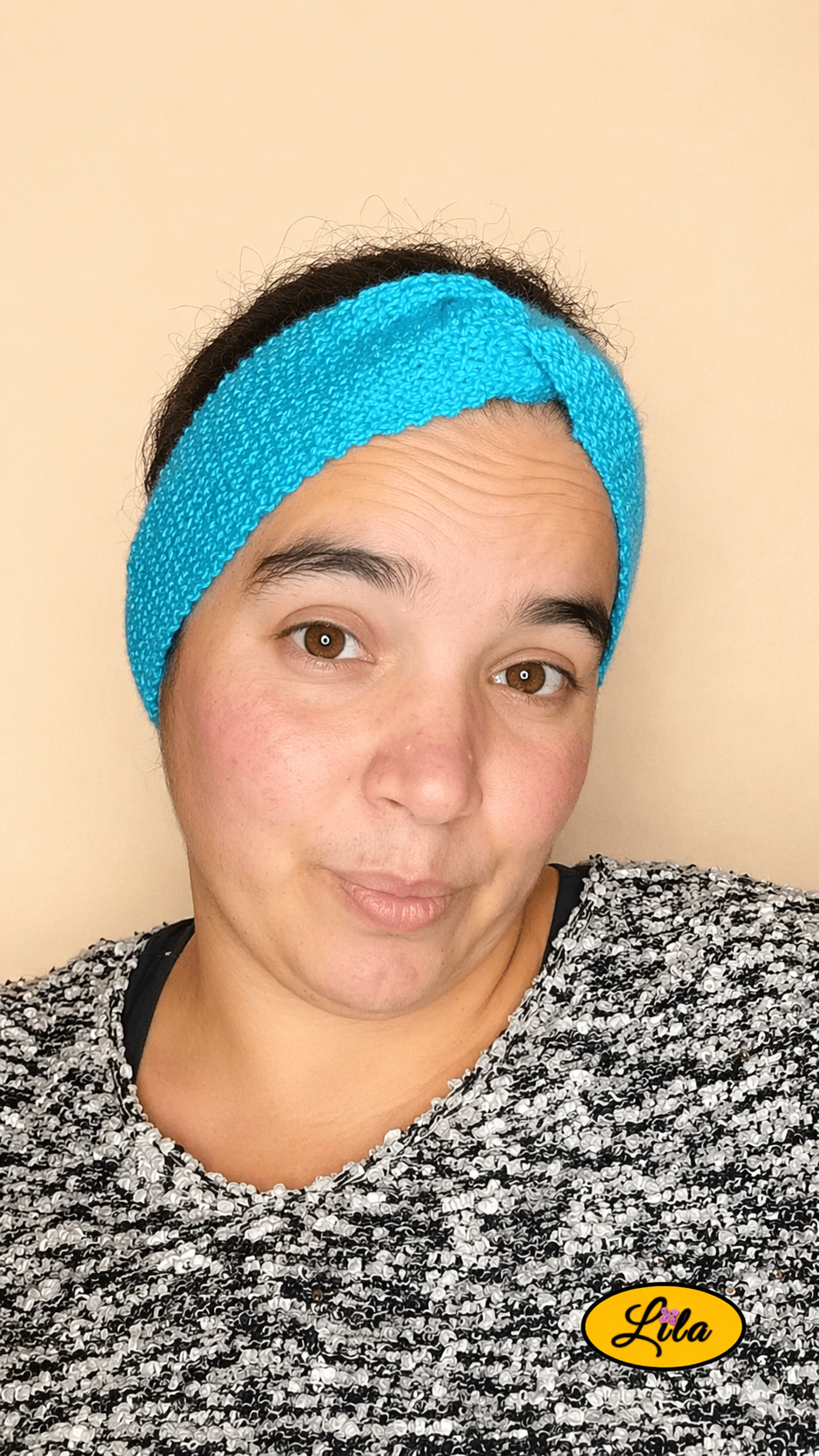 Bandeau en laine bleu turquoise porté avec noeud au-dessus profil léger