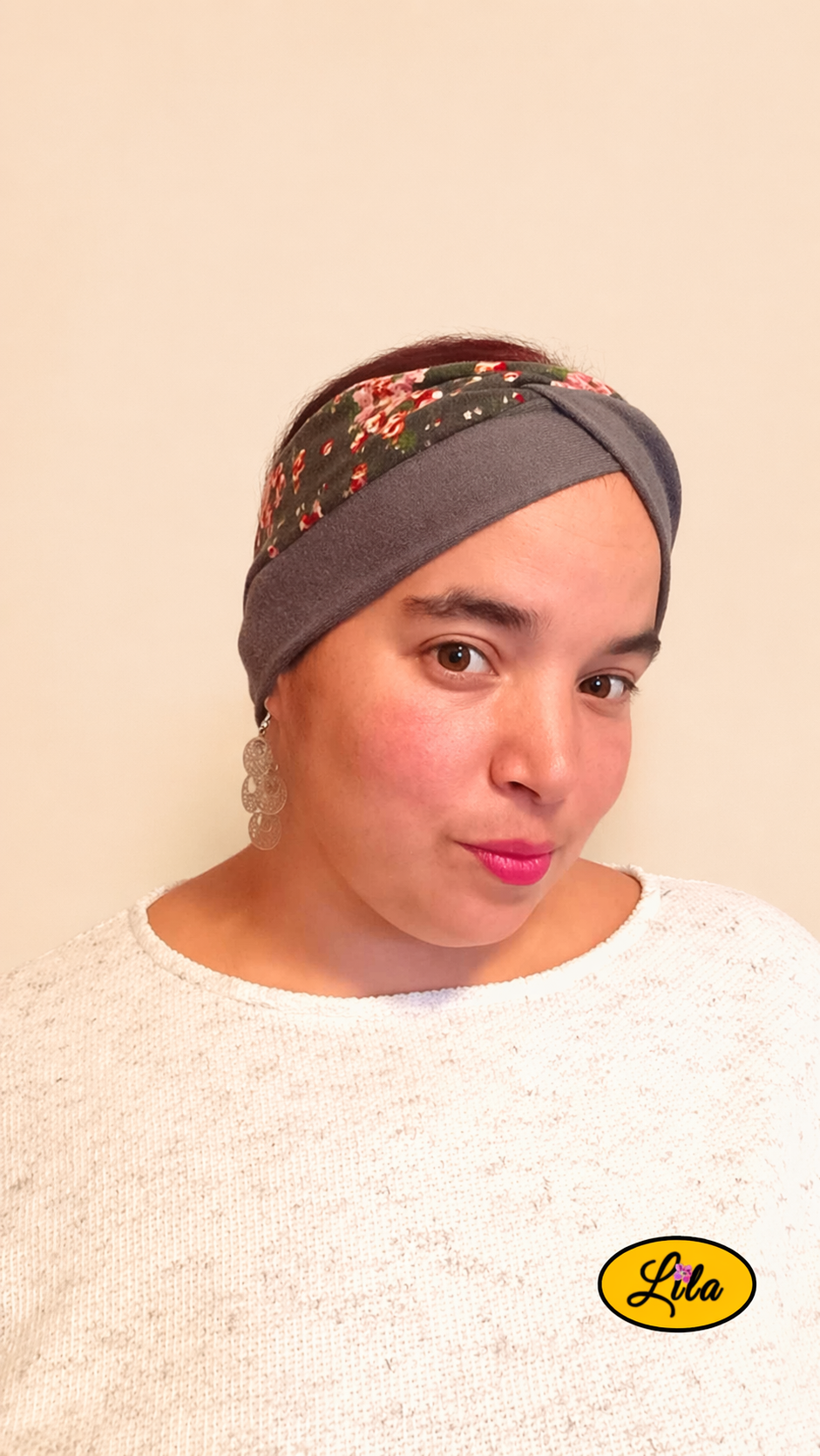 Bandeau en tissu bicolore fleuri porté profil droit avec noeud au-dessus de la tête