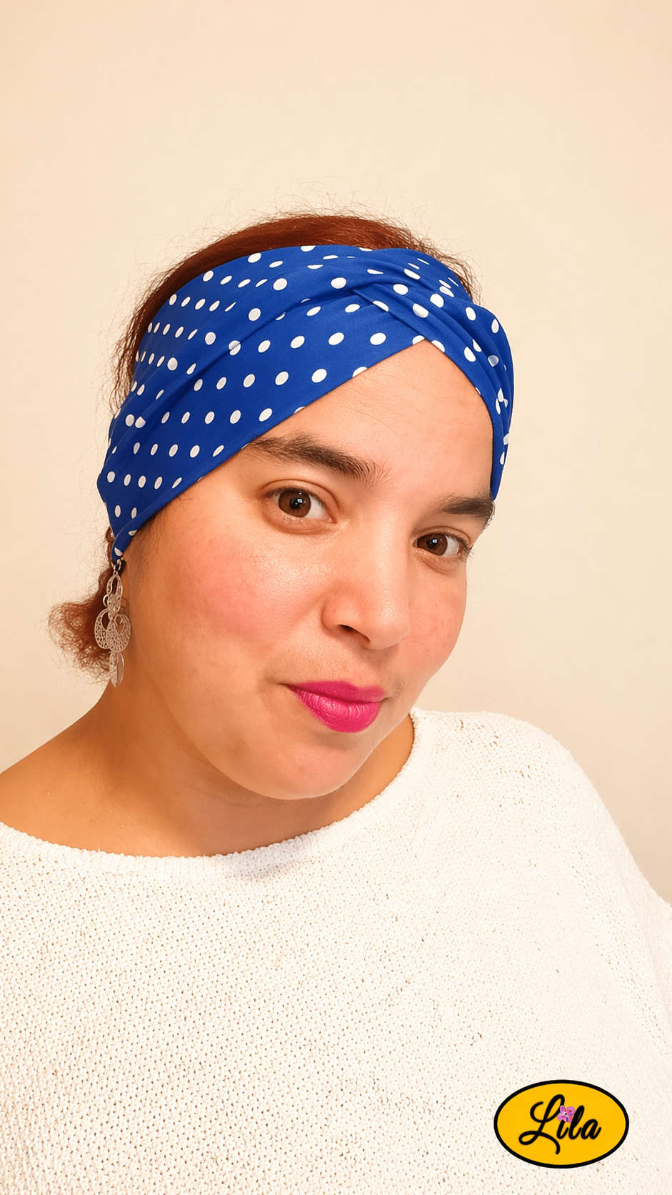 Bandeau en tissu bleu à pois porté profil droit avec noeud au-dessus de la tête