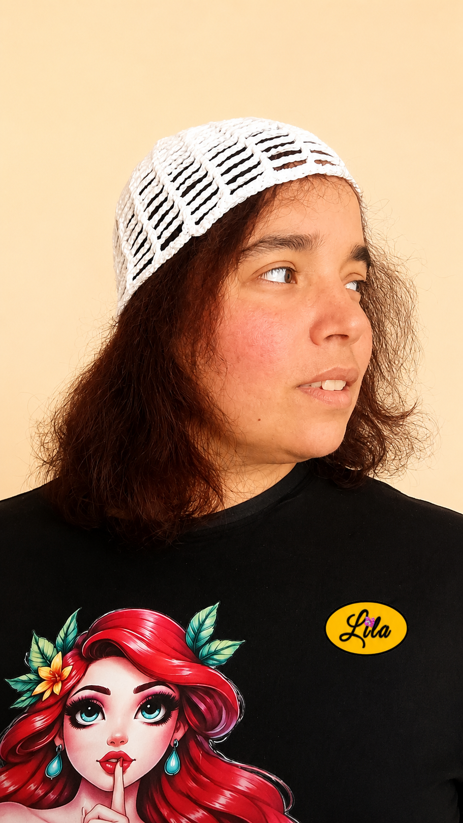 Bonnet d'été en crochet ajouré blanc porté par un mannequin de profil droit regardant vers la droite avec les cheveux lâchés mettant en valeur son style bohème, sa légèreté et sa confection artisanale