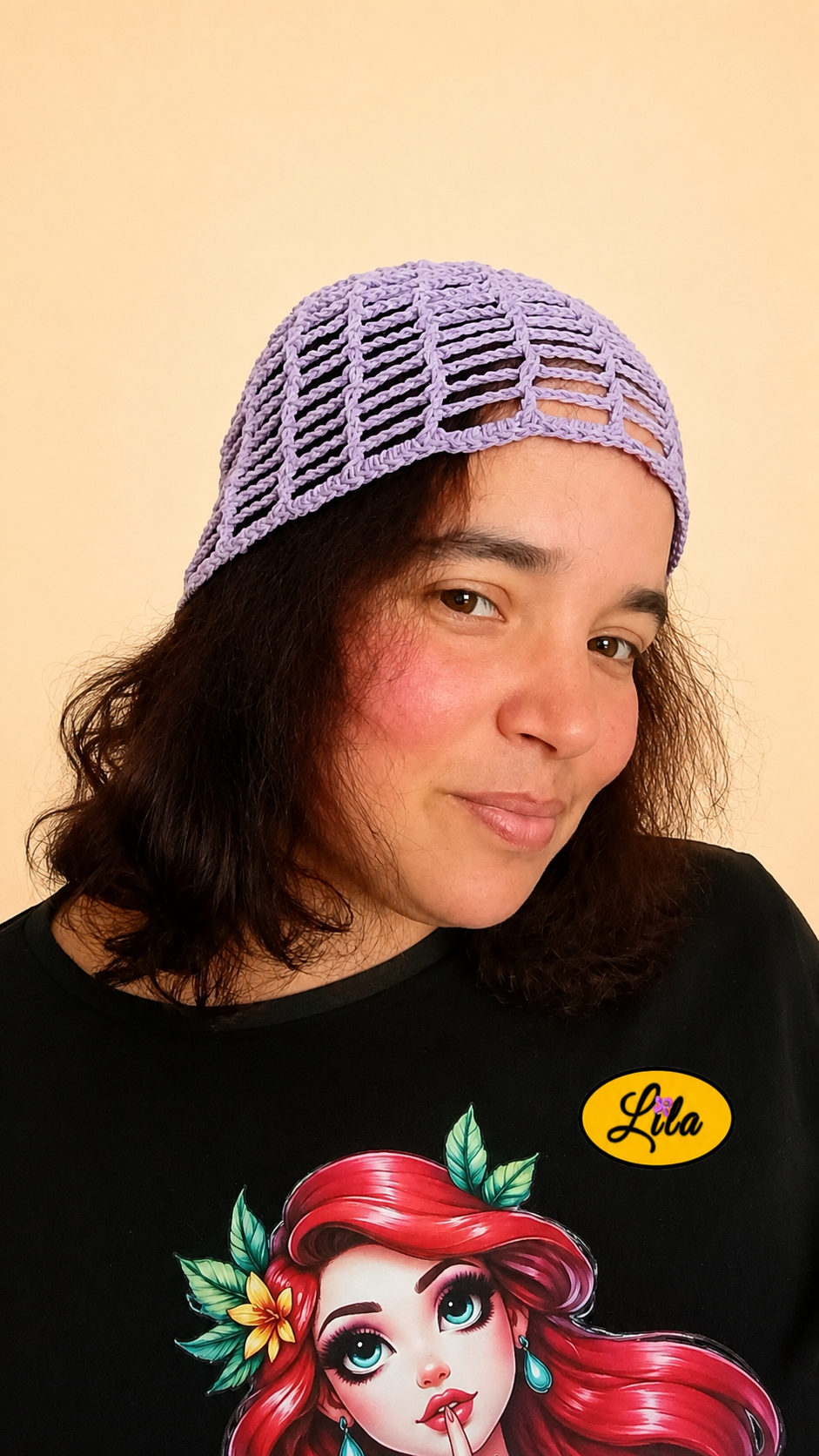 Bonnet d'été en crochet ajouré mauve porté par un mannequin légèrement de profil droit mettant en valeur son style bohème, sa légèreté et son crochet fait main