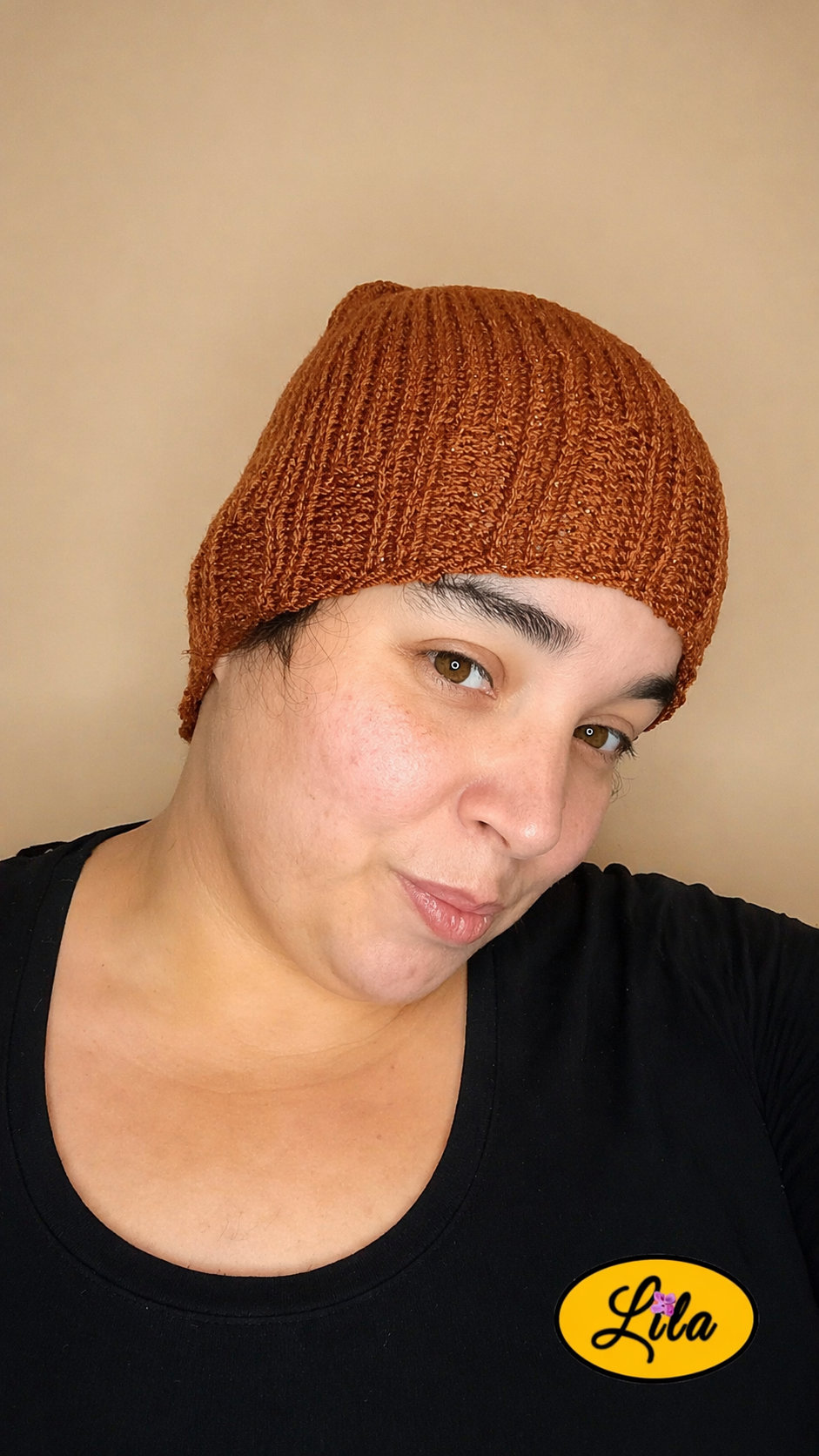 Bonnet en laine brun pailleté porté tête inclinée vers le profil droit style tendance