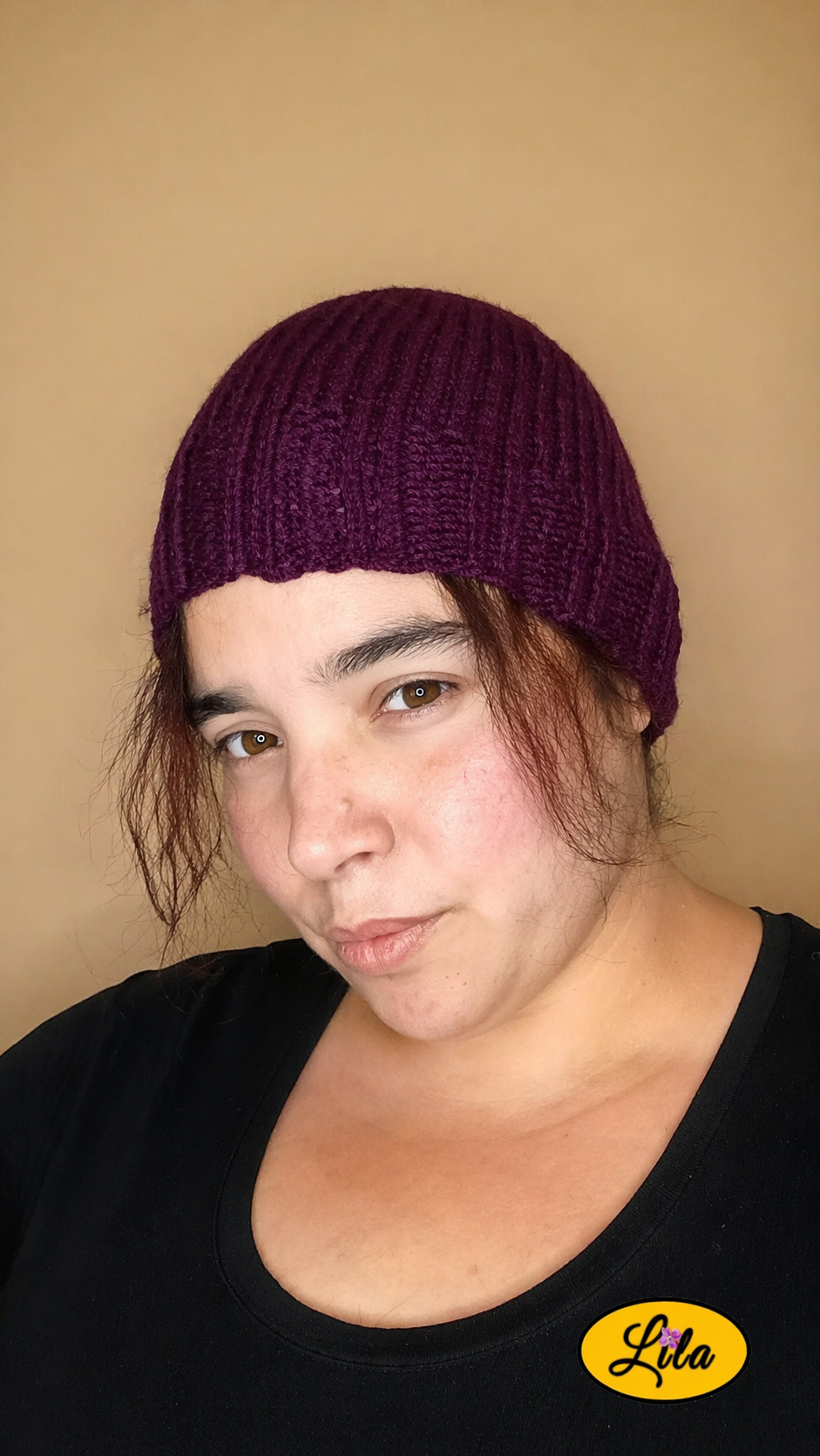 Bonnet en laine prune porté profil gauche avec regard vers l’avant style hiver