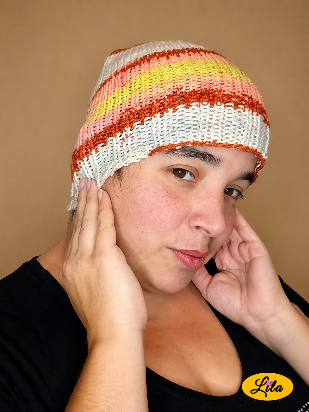 Bonnet en laine couleur soleil porté profil droit avec mains à l’arrière du bonnet style naturel