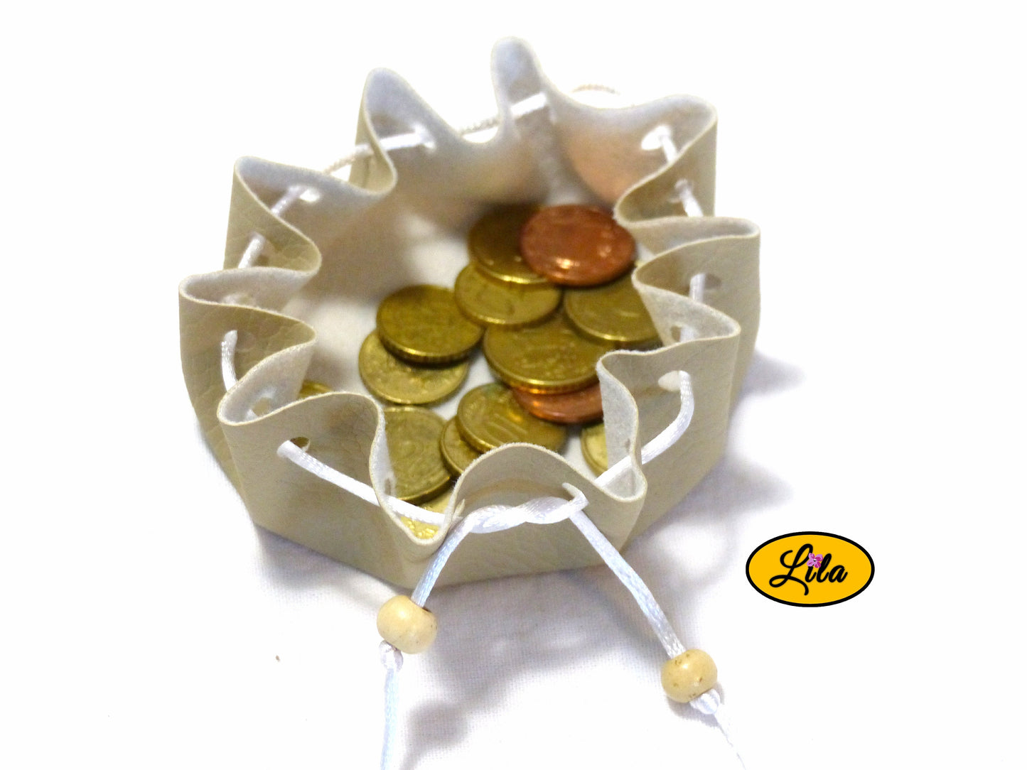 Bourse ronde blanc crème en simili cuir avec cordon blanc et perles en bois ouverte vue de haut sur fond blanc style élégant et pratique