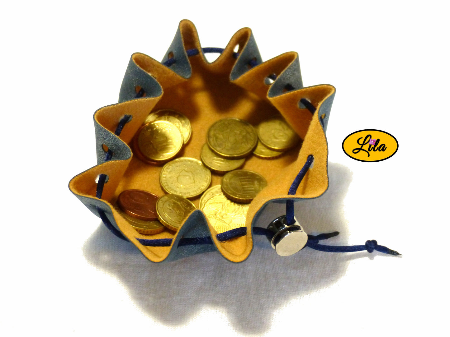 Bourse ronde bleue métallisée en simili cuir ouverte vue de haut avec pièces de monnaie visibles et pince ronde argentée sur fond blanc style pratique et élégant