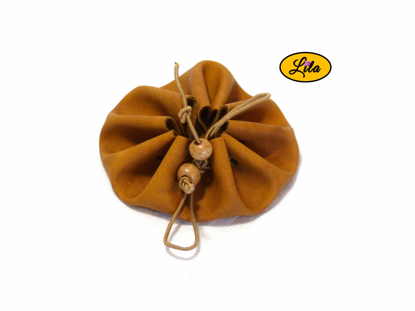 Bourse ronde brune en simili cuir fermée avec cordon brun et perles en bois brunes vue de haut sur fond blanc style artisanal et élégant