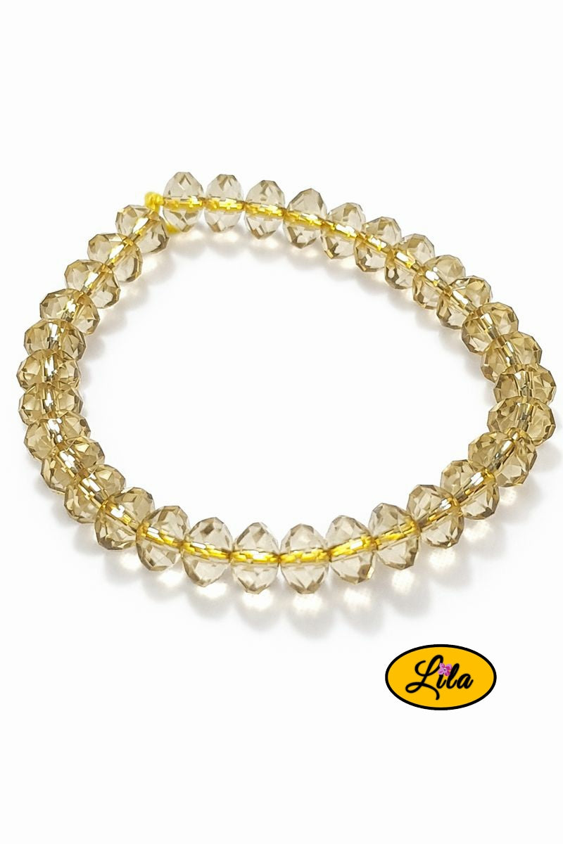 Bracelet perles jaunes transparentes géométriques sur fond blanc vue produit