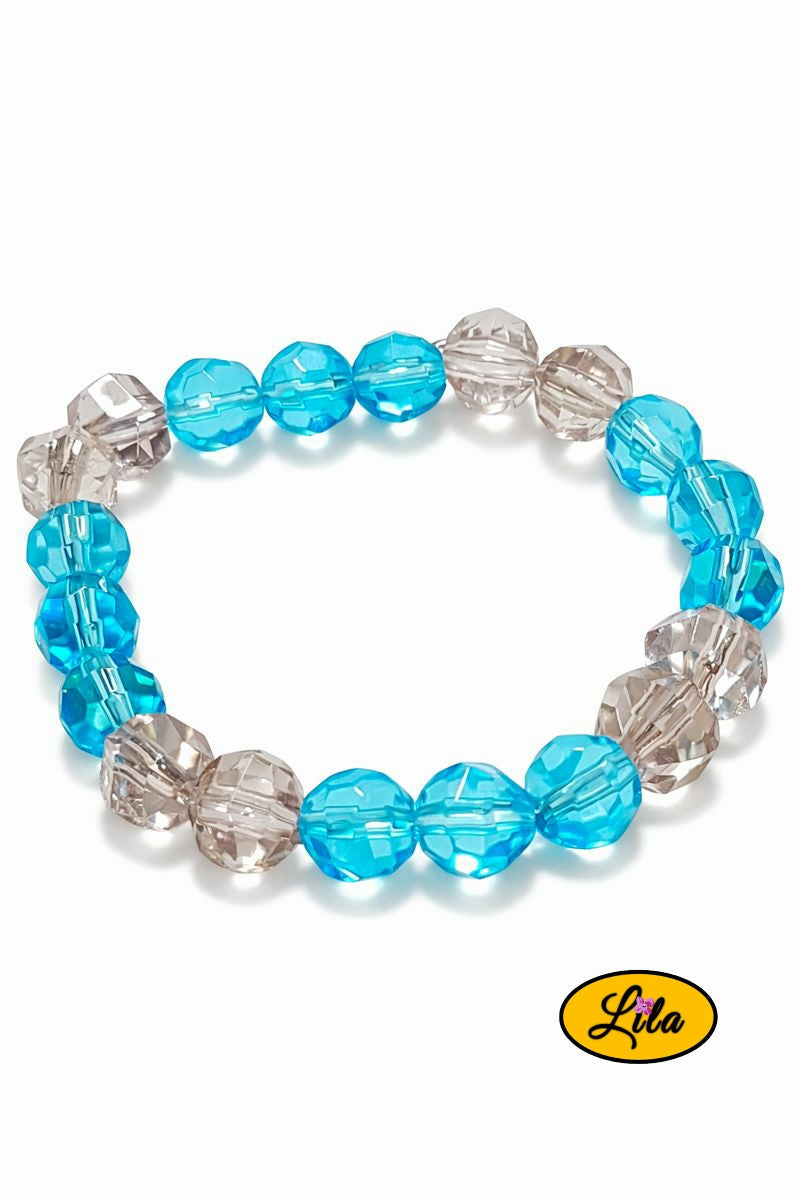 Détail bracelet fausses perles transparentes et bleu ciel vue rapprochée