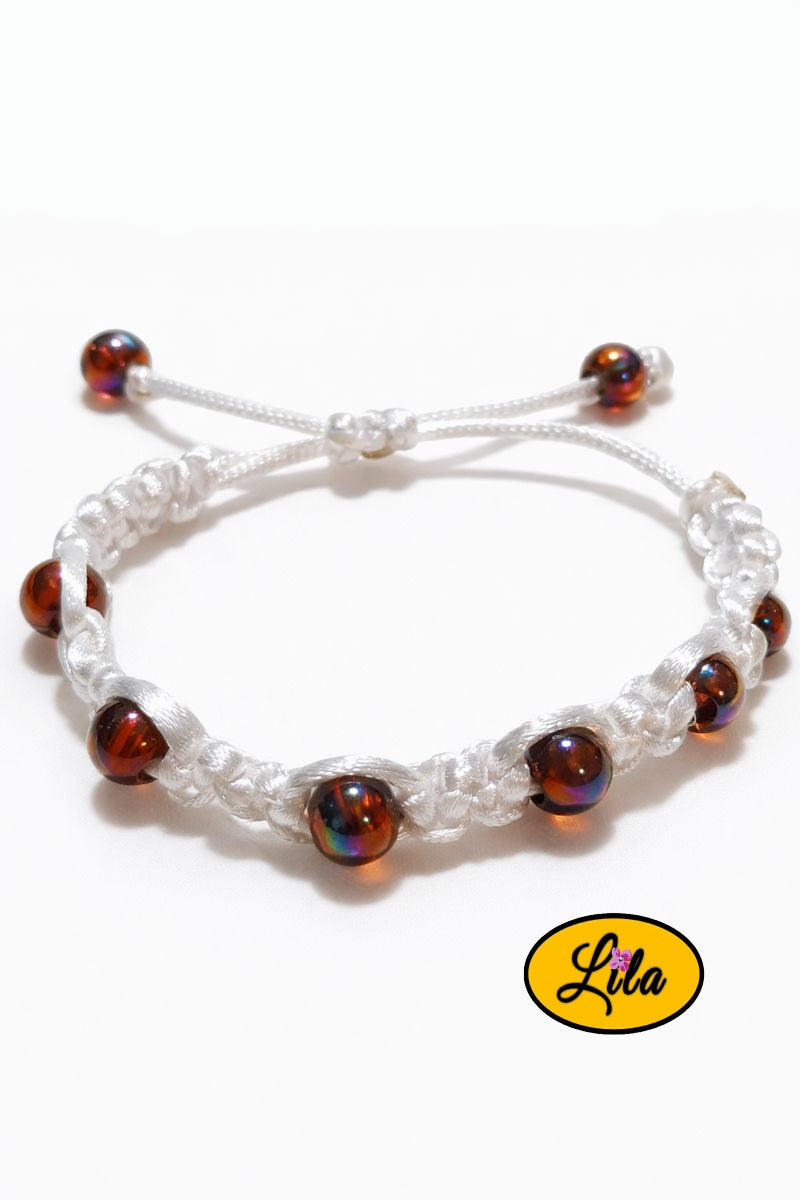 Bracelet Shamballa fil blanc et perles ambrées sur fond blanc vue produit