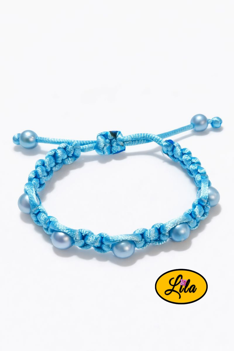 Bracelet Shamballa fil bleu clair et perles bleues sur fond blanc vue produit