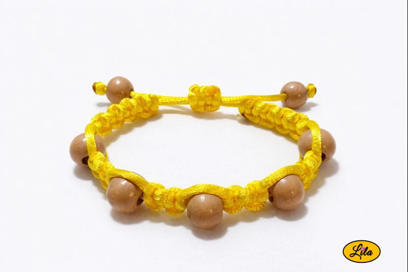 Bracelet Shamballa fil jaune et perles de bois sur fond blanc vue produit