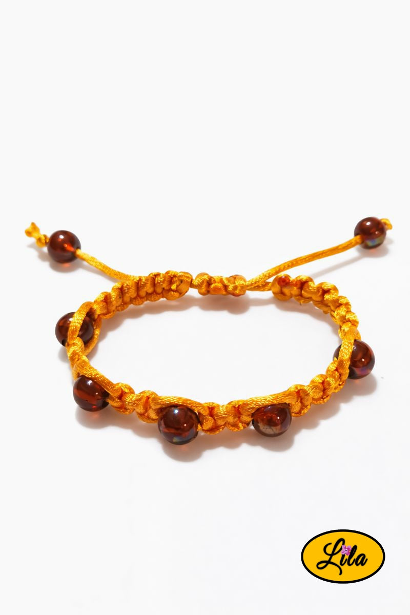 Bracelet Shamballa fil orange et perles ambrées sur fond blanc vue produit