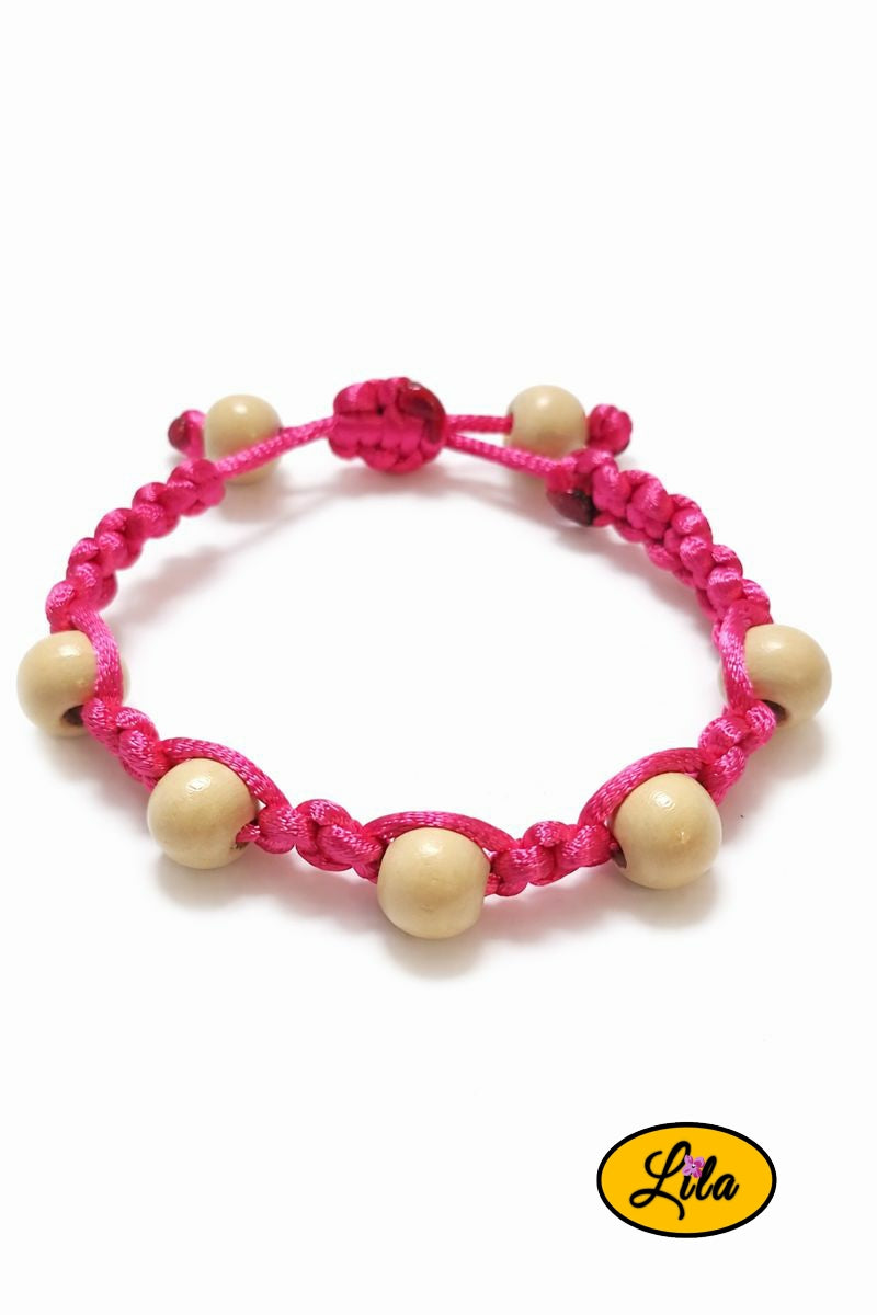 Bracelet Shamballa fil rose fuchsia et perles de bois sur fond blanc vue produit