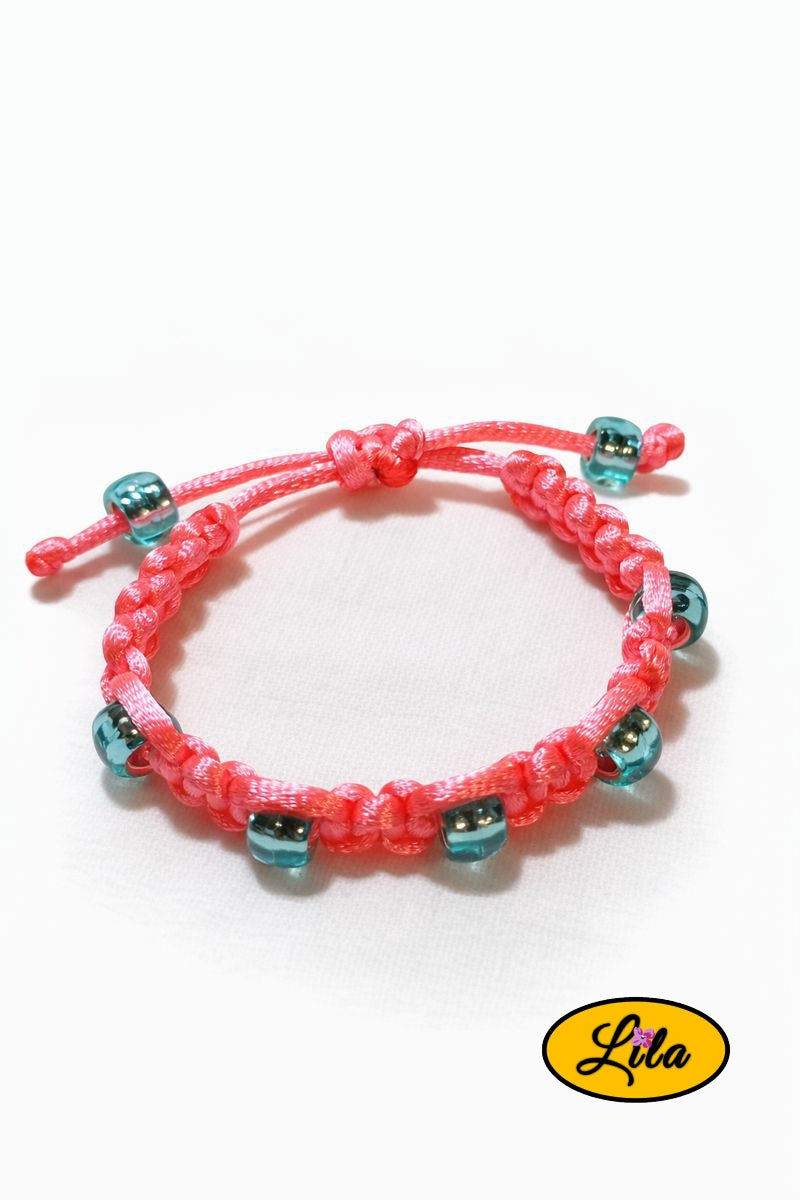 Bracelet Shamballa fil rose et perles bleues transparentes sur fond blanc vue produit