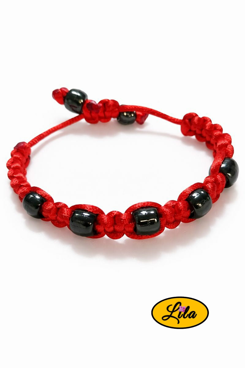 Bracelet Shamballa fil rouge et perles noires transparentes sur fond blanc vue produit