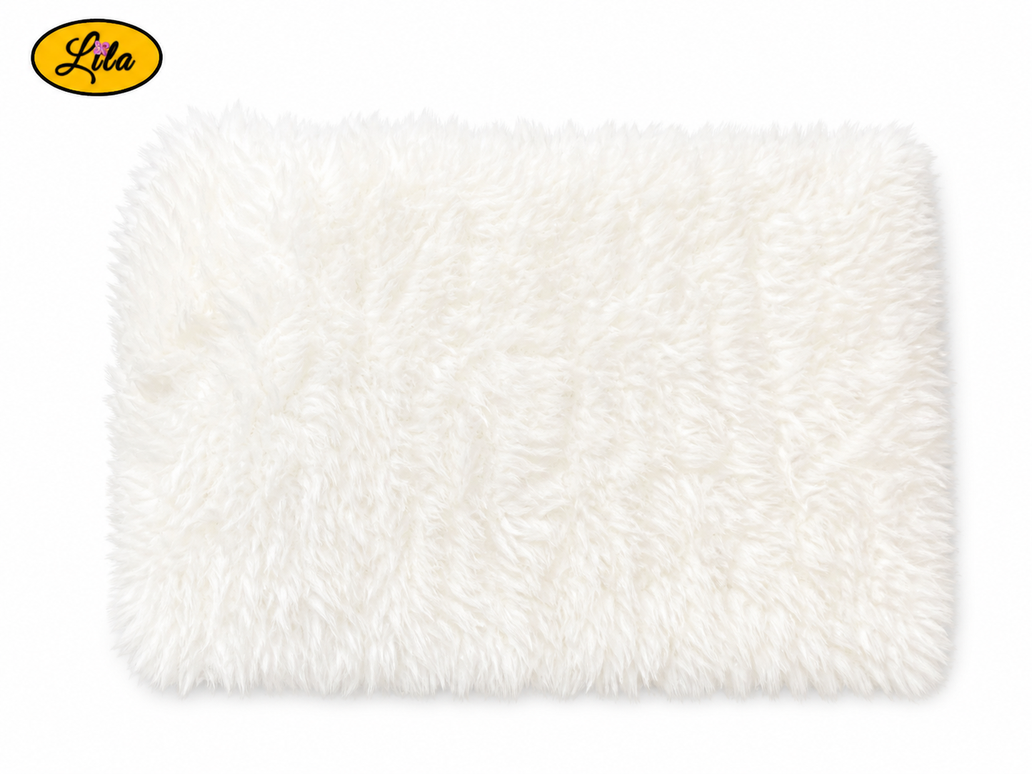 Cache-cou tricoté main en laine effet fausse fourrure blanche sur fond blanc style hivernal et élégant