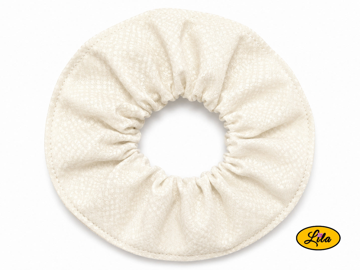 Chouchou pour cheveux en tissu blanc à petits motifs blancs discrets présenté sur fond blanc style minimaliste et artisanal
