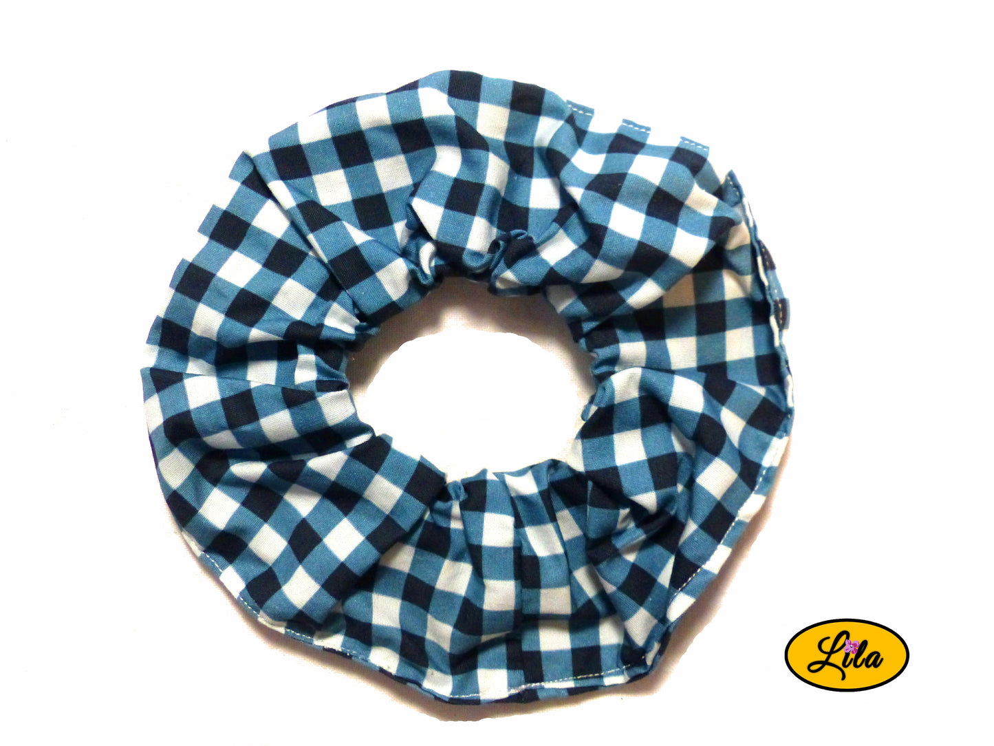 Chouchou pour cheveux en tissu bleu quadrillé présenté sur fond blanc style classique et artisanal