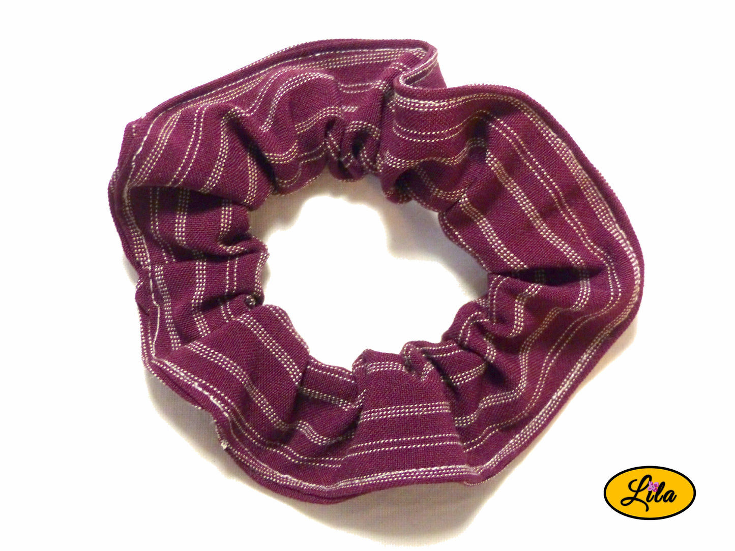 Chouchou pour cheveux en tissu bordeaux avec ligne blanche horizontale présenté sur fond blanc style classique et artisanal