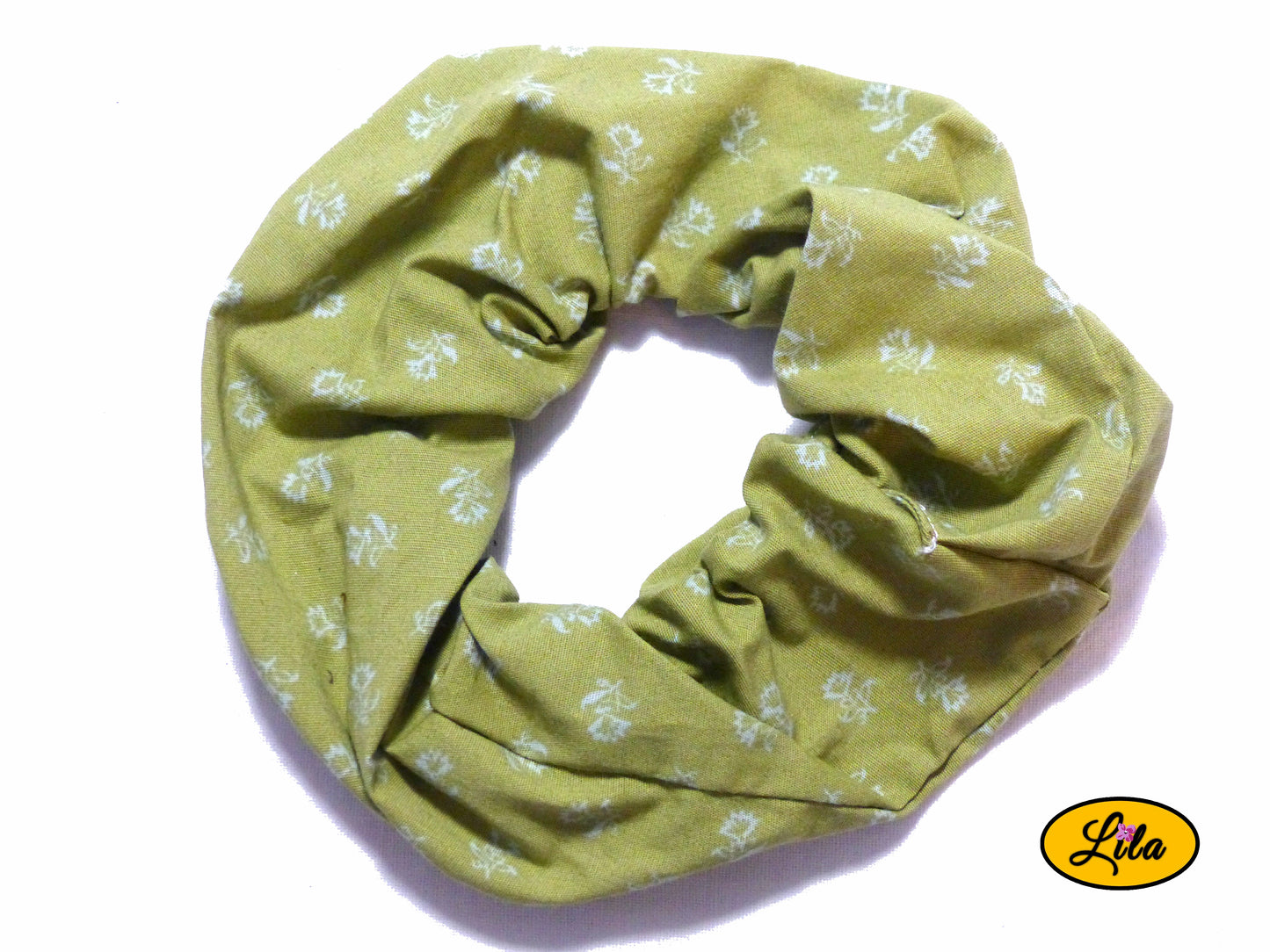 Chouchou pour cheveux en tissu kaki à motifs de petites fleurs blanches présenté sur fond blanc style champêtre et artisanal