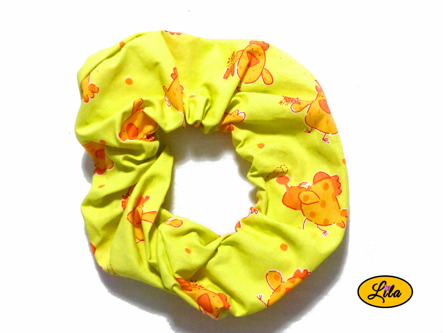 Chouchou pour cheveux en tissu vert à motifs de petites poules présenté sur fond blanc style campagne et artisanal