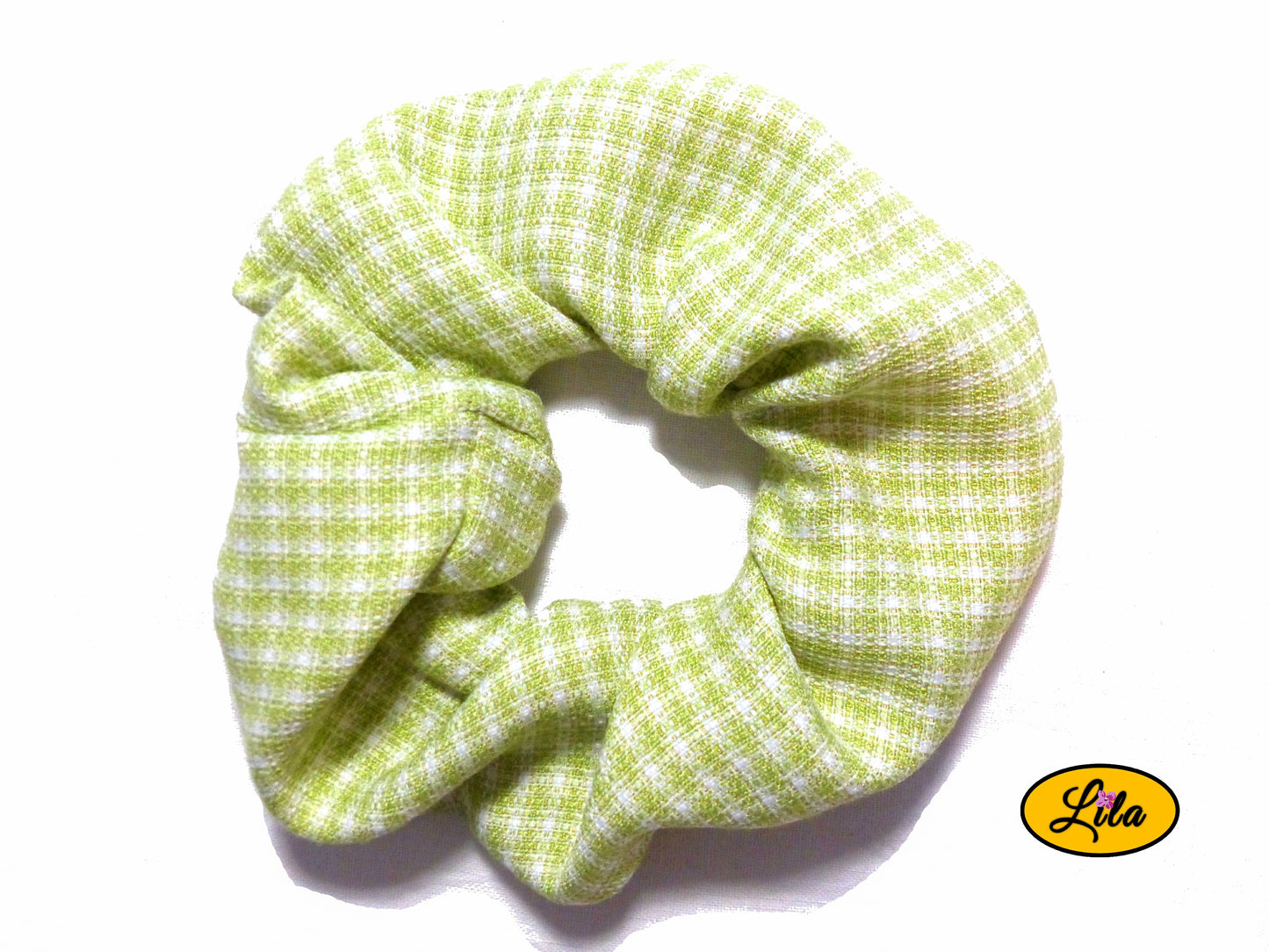 Chouchou pour cheveux en tissu vert quadrillé présenté sur fond blanc style classique et artisanal