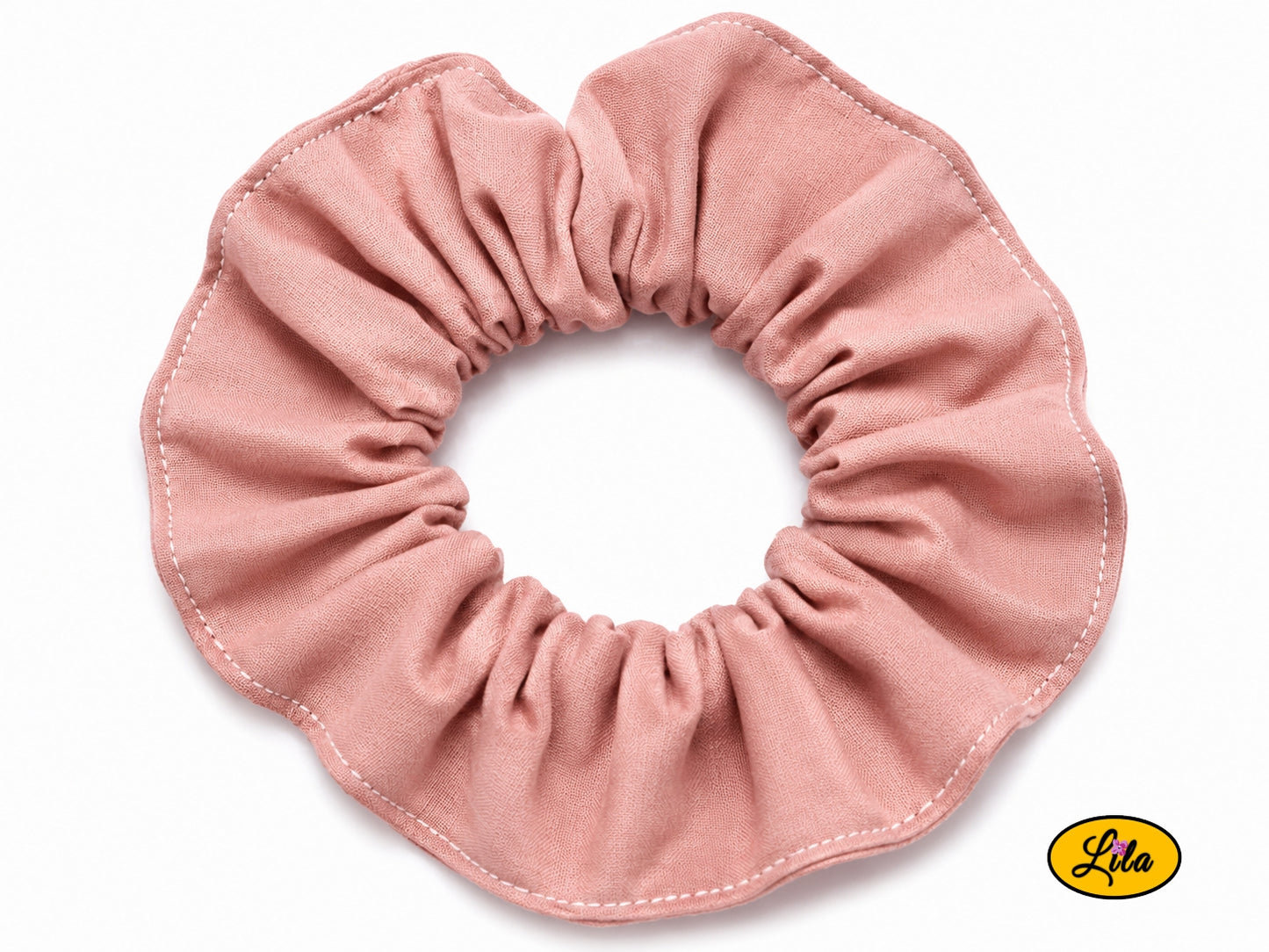 Chouchou pour cheveux en tissu vieux rose présenté sur fond blanc style romantique et artisanal