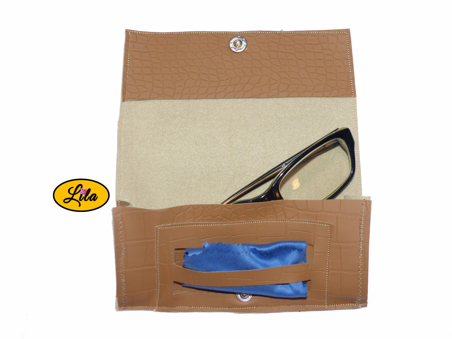 Étui à lunettes en simili brun craquelé avec attache pression argentée ouvert à plat avec paire de lunettes et lingettes rangées dans le compartiment intérieur sur fond blanc style chic et fonctionnel
