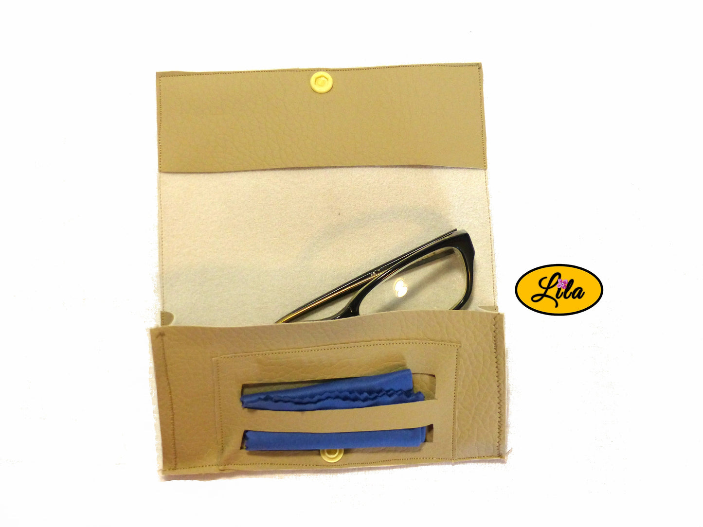 Étui à lunettes en simili crème avec attache pression fleur jaune ouvert à plat avec paire de lunettes et lingettes rangées dans le compartiment intérieur sur fond blanc style chic et fonctionnel
