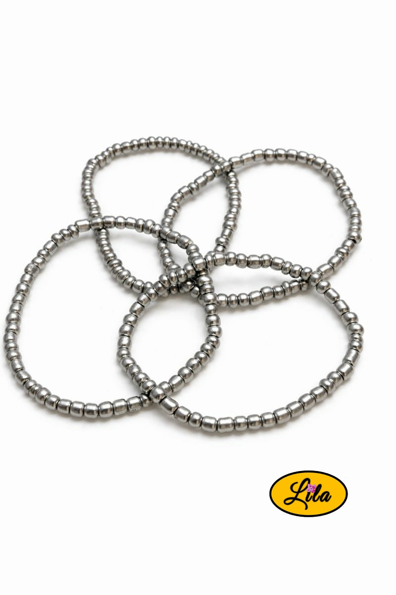 Lot de 4 bracelets perles argentées sur fond blanc vue produit
