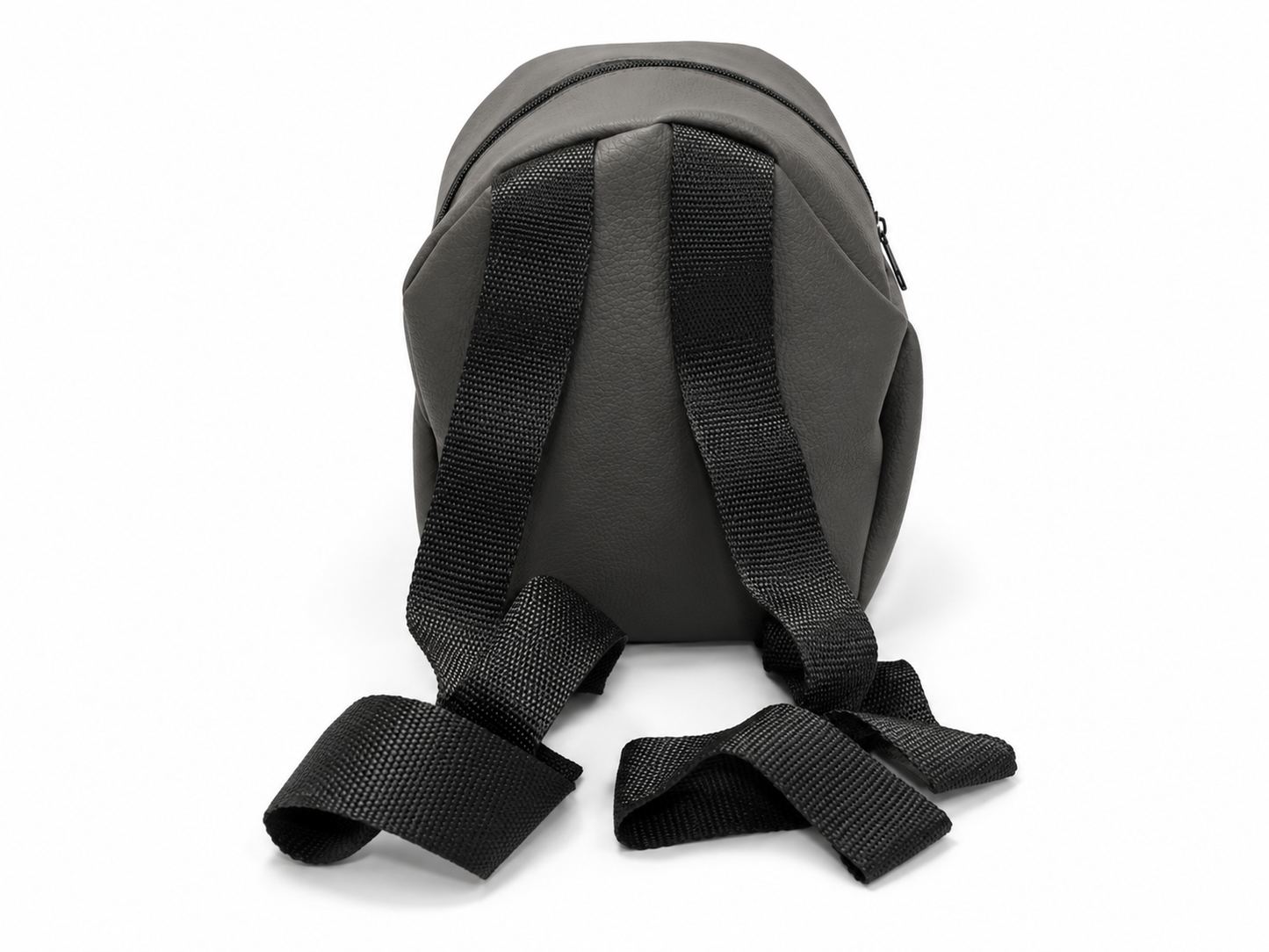 Mini sac à dos en simili gris avec anses noires vue de dos sur fond blanc