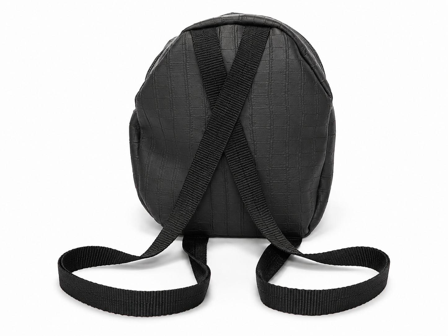 Mini sac à dos en simili noir craquelé avec fines brides noires vue de dos sur fond blanc