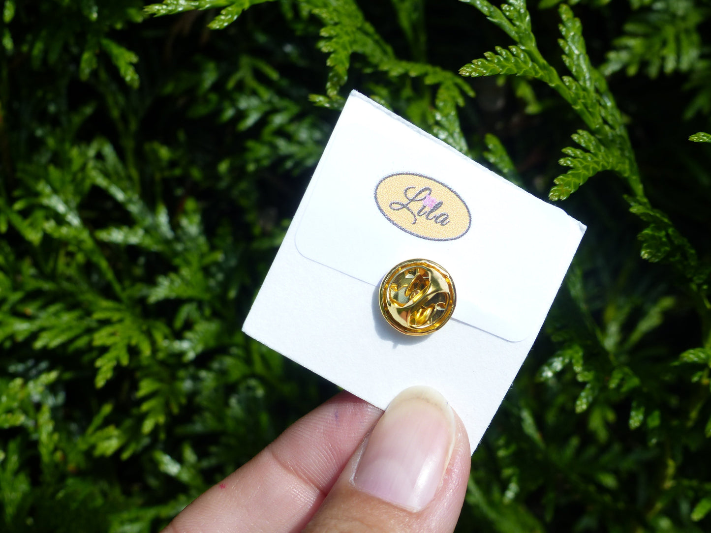 Pin’s glace italienne mauve réalisé en pâte polymère avec attache dorée sur carton de présentation blanc style gourmand et artisanal