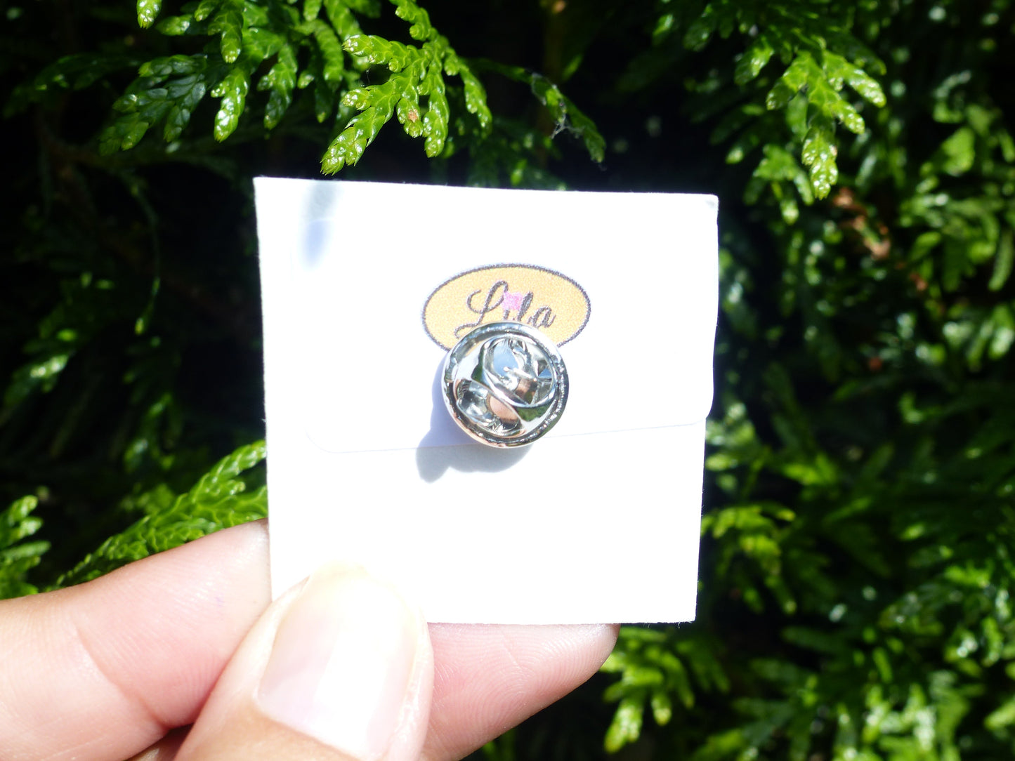 Pin’s glace italienne façon stracciatella réalisé en pâte polymère avec attache argentée sur carton de présentation blanc style gourmand et artisanal