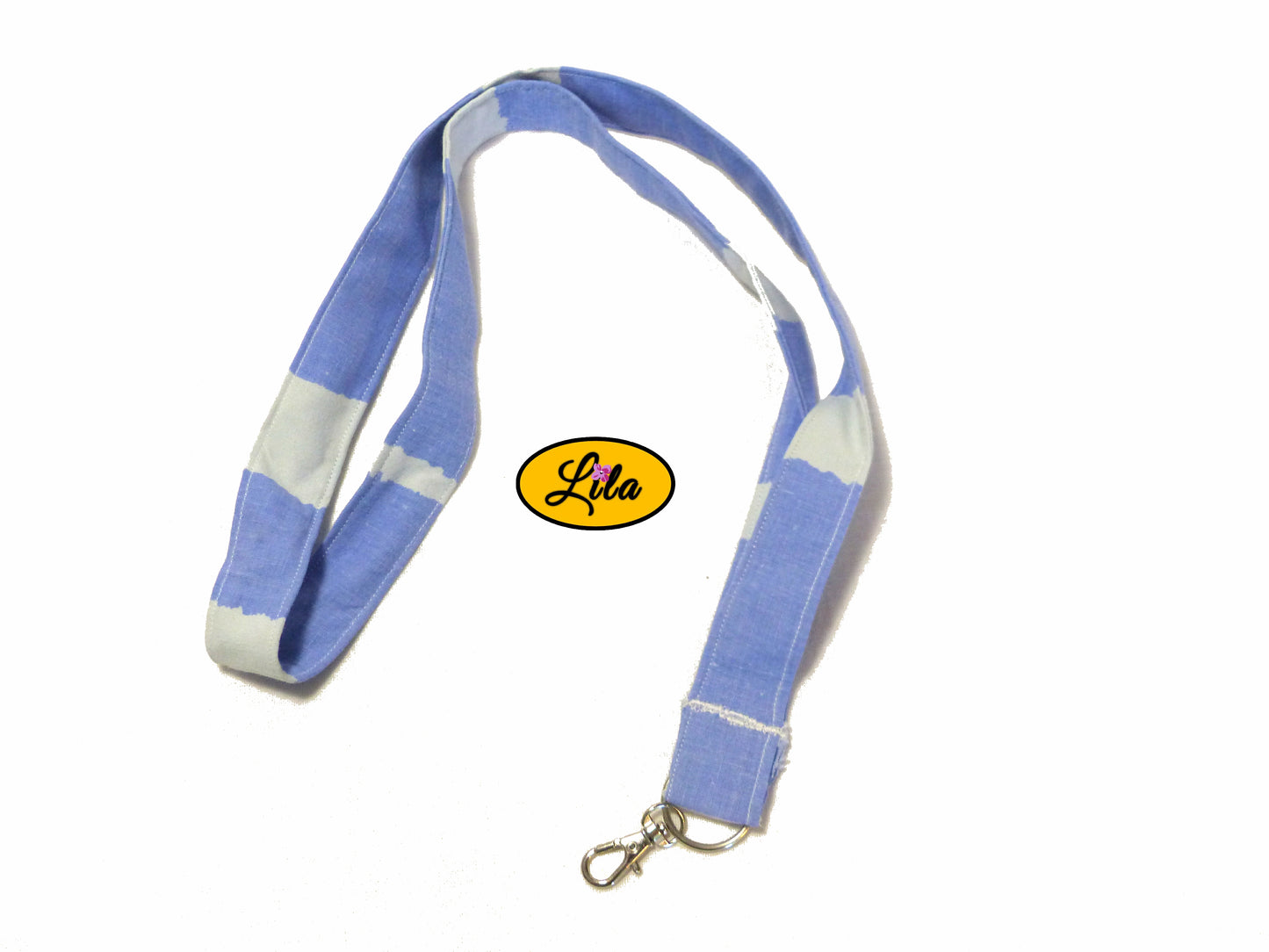 Porte-badge en tissu bleu à motifs lignes blanches dispersées et ondulées légèrement replié en deux sur fond blanc avec mousqueton métallique style pratique et tendance