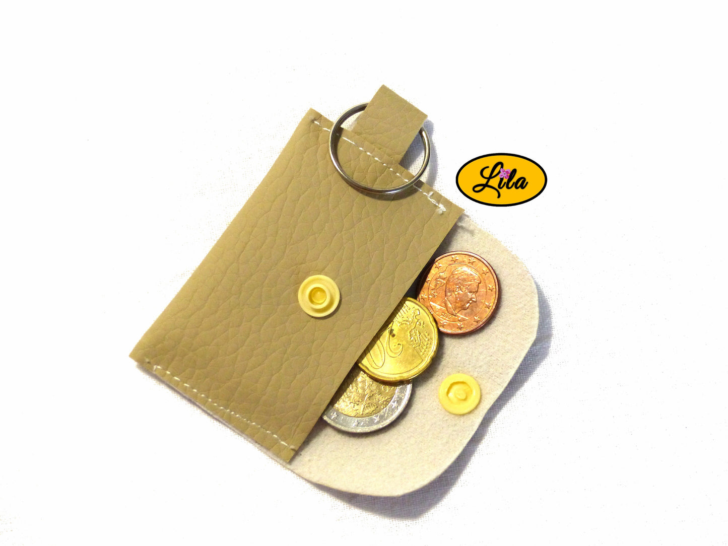 Porte-clé mini pochette beige ouverte avec pièces de monnaie