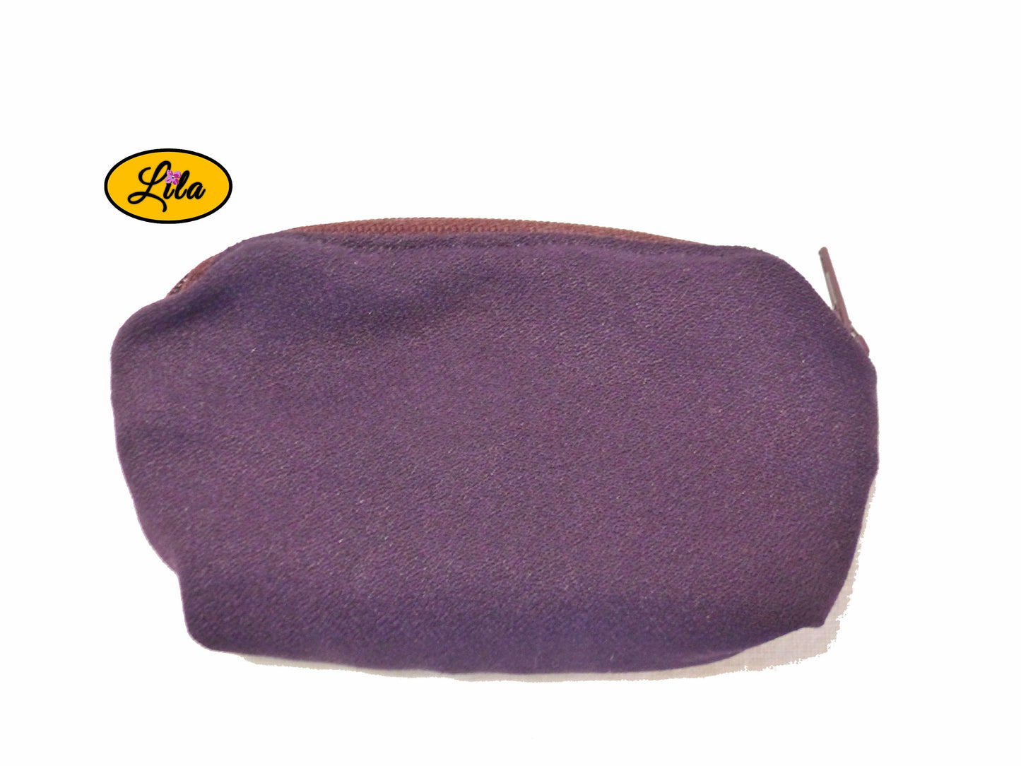 Porte-monnaie mauve avec fermeture éclair bordeaux posé de face vue de haut sur fond blanc style féminin et élégant