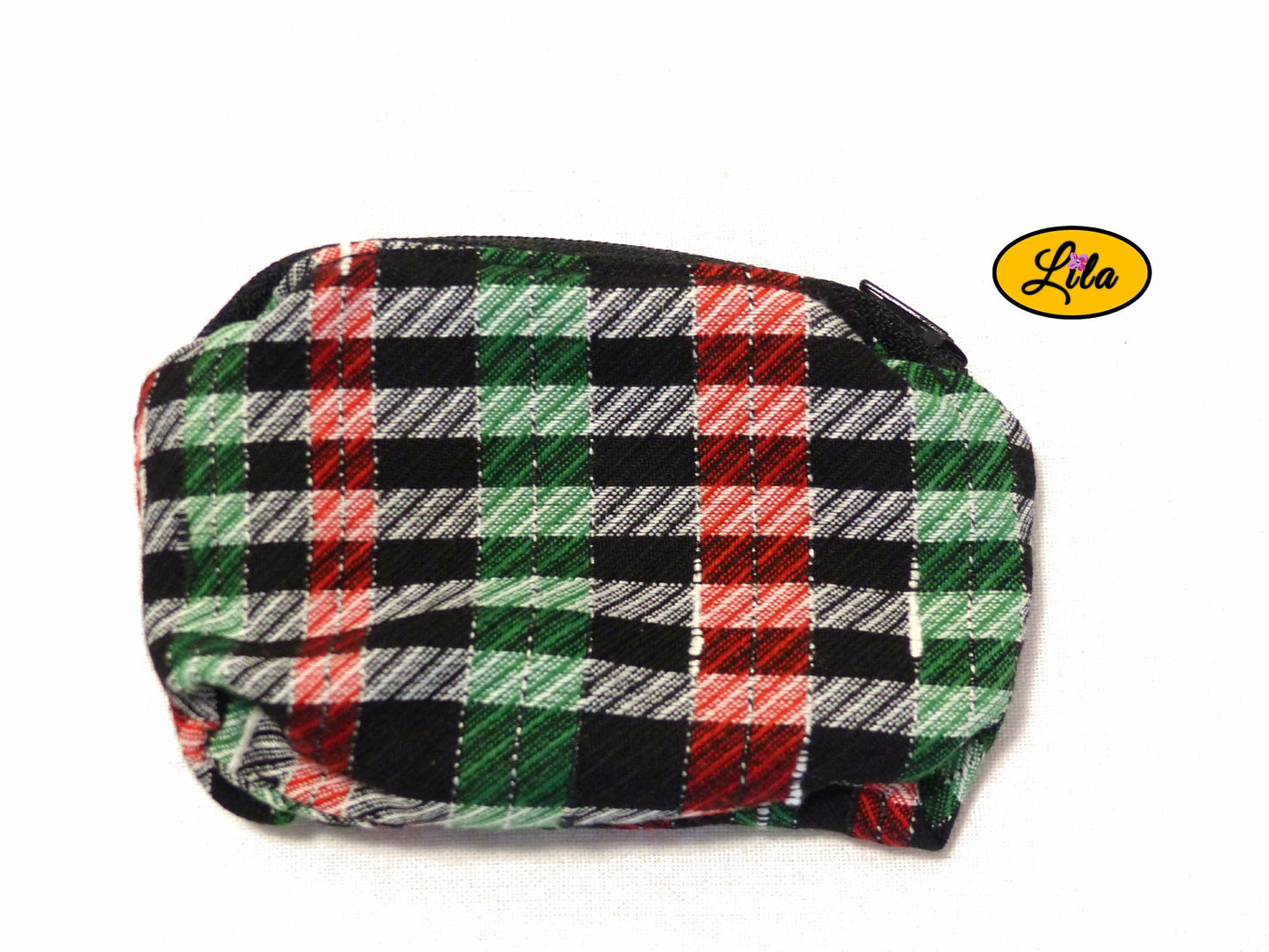 Porte-monnaie en tissu tartan multicolore vert rouge noir et blanc avec fermeture éclair noire posé de dos sur fond blanc style vintage et pratique