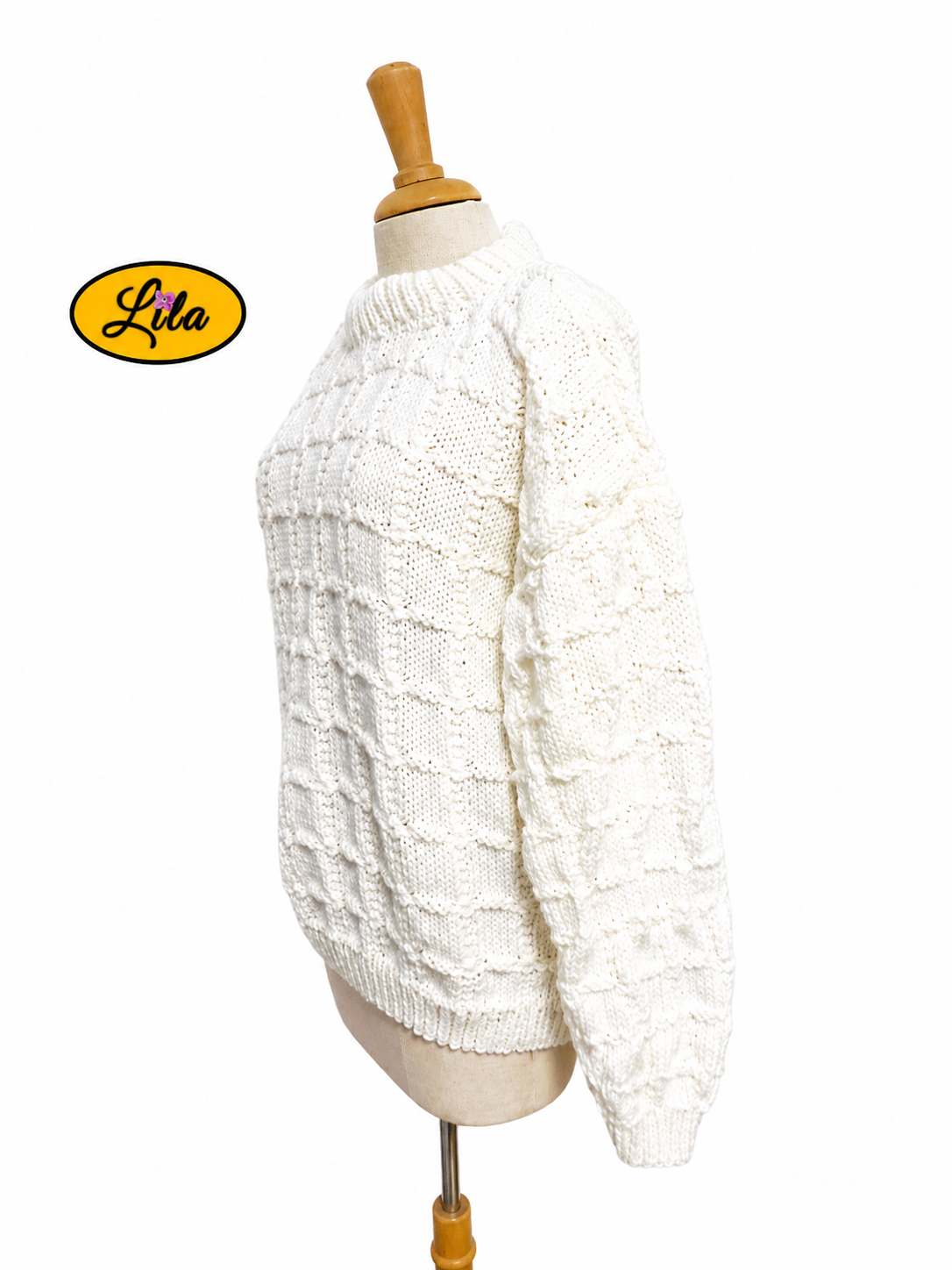 Pull Elise blanc tricoté à la main taille XL 44-46 porté sur mannequin de couture profil gauche sur fond blanc style cocooning et élégant