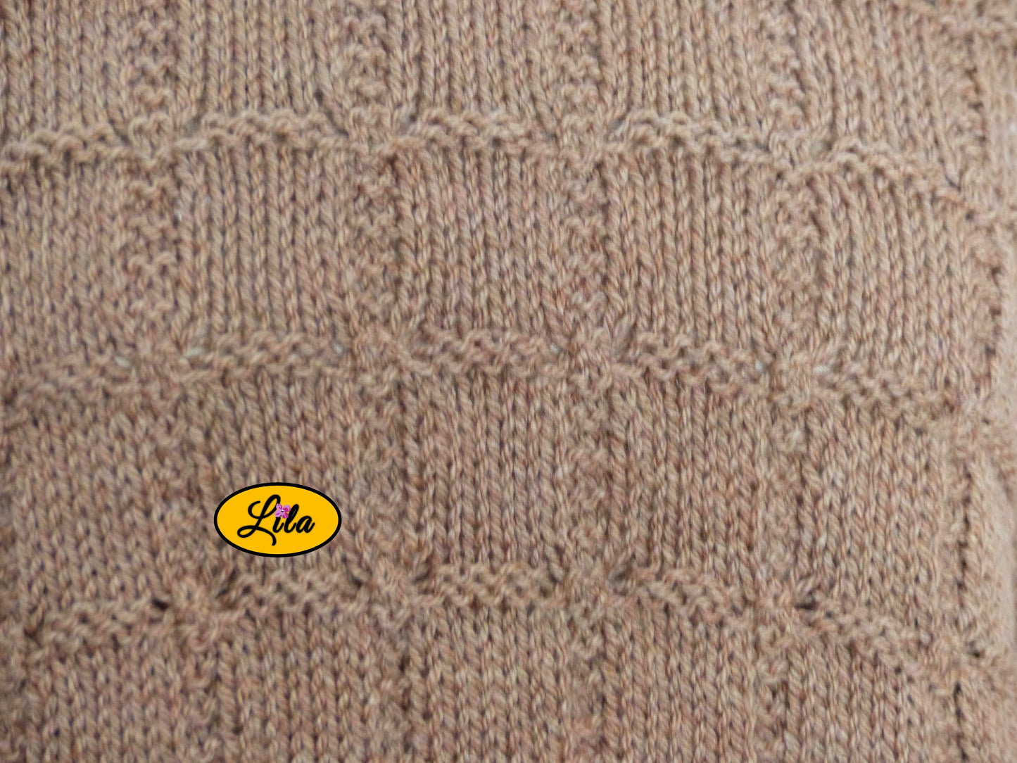 Zoom sur le point tricoté du pull Elise brun tricoté à la main taille XXL 48-50 détail artisanal et texture chaleureuse