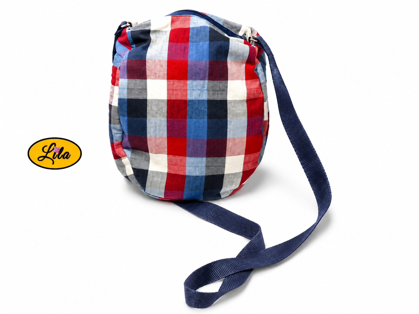 Sac bandoulière en tartan bleu blanc rouge vue de face avec bandoulière légèrement placée devant sur fond blanc