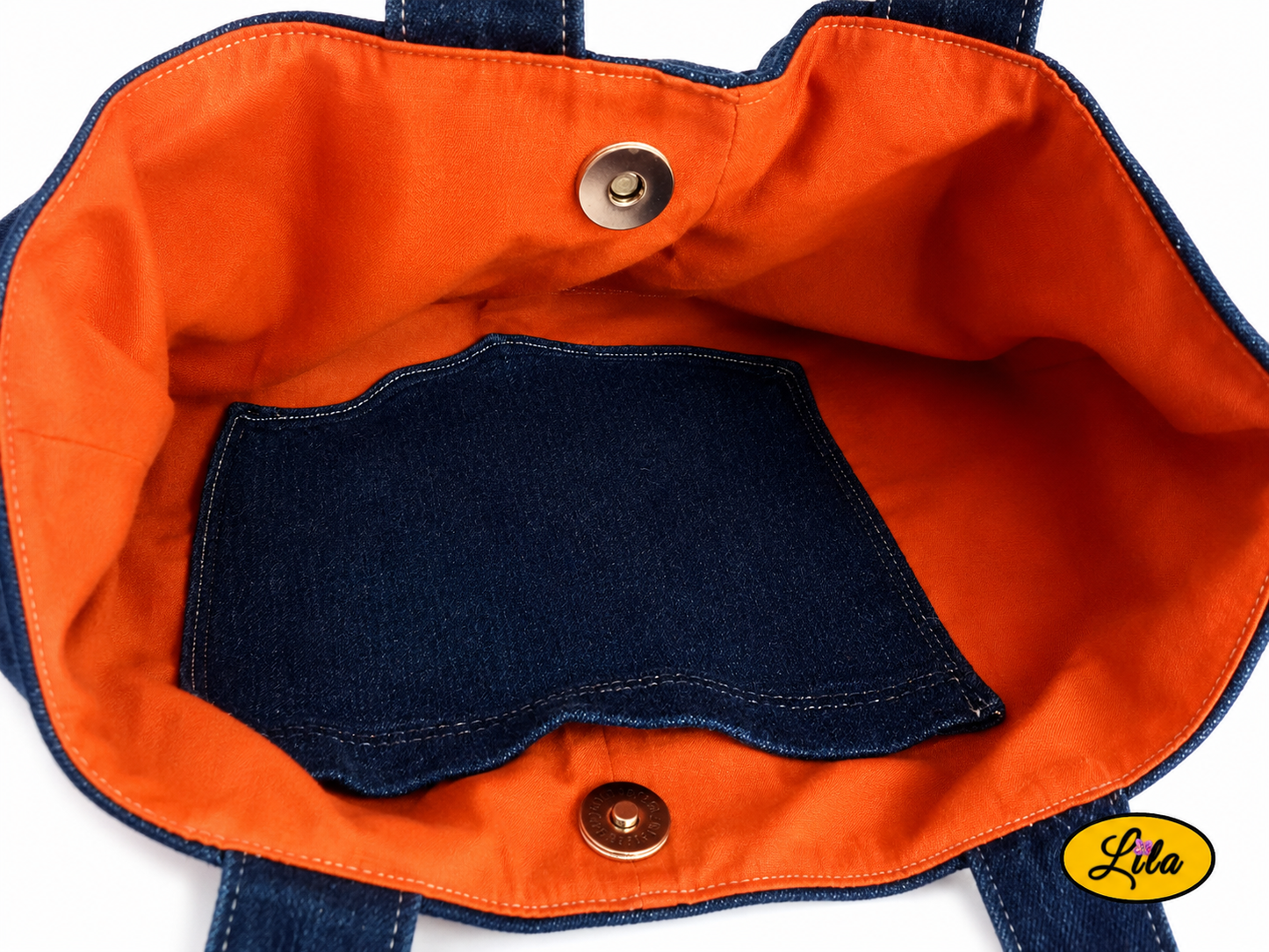 Vue rapprochée de l’intérieur du sac à main en jeans et tissu vintage motif coquelicot avec doublure orange, poche intérieure en jeans et fermeture par attache pression